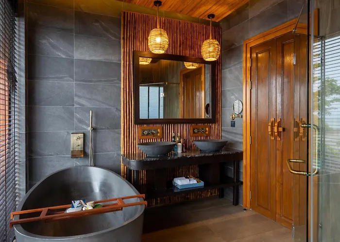 Sinae Phuket Luxury Hotel